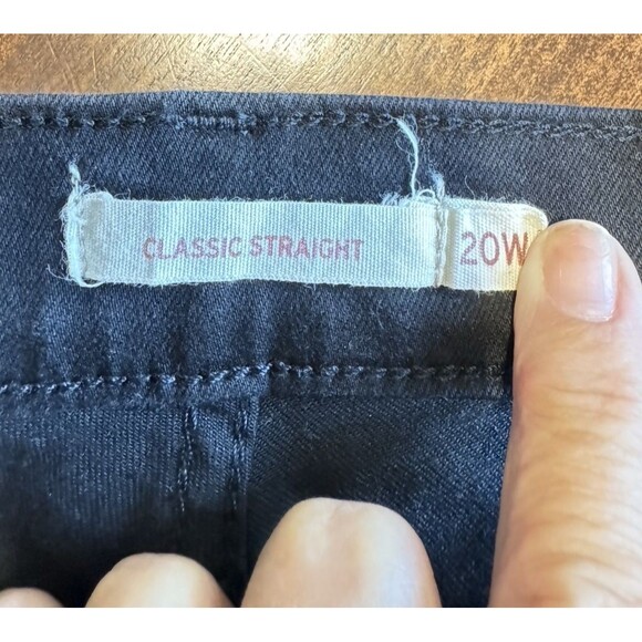 Levi's Women's Classic Straight Plus 20W Black Jeans - Picture 9 of 9